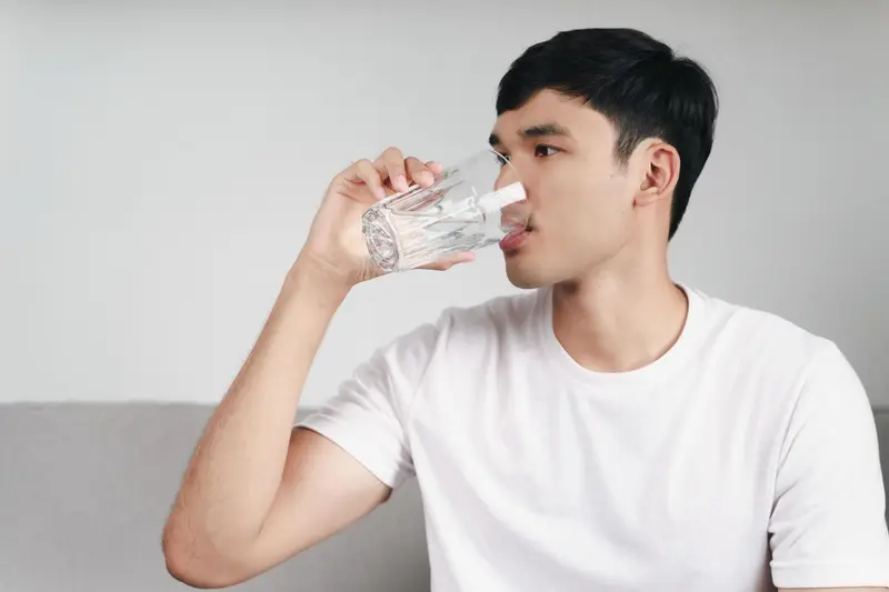 Bổ sung nước và dưỡng ẩm giúp cơ thể hạn chế tác động của không khí khô