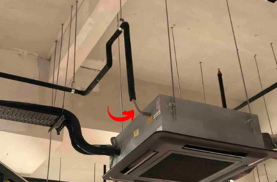 Đường ống thoát nước đặt ở dàn lạnh điều hòa âm trần để dẫn nước ra ngoài