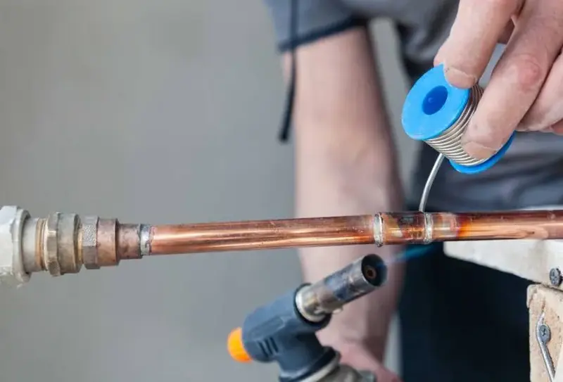 Thao tác gia nhiệt đều quanh vị trí nối để que hàn thẩm thấu hoàn toàn vào khe hở