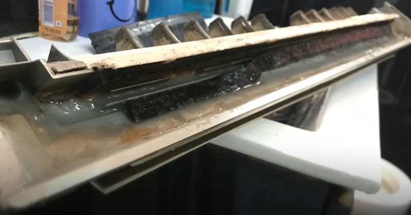 Khay thoát nước bị hỏng hoặc quá cũ gây tình trạng rò rỉ nước