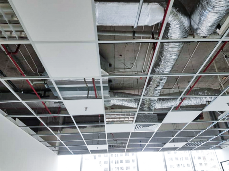 Khoảng cách từ trần giả và trần nhà cần khoảng từ 30 - 35cm.