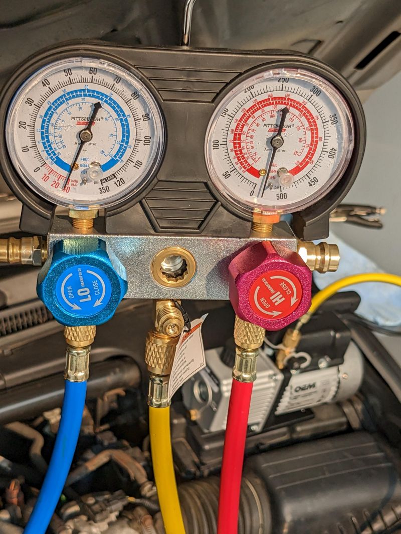 Kỹ thuật viên gắn dây đo áp suất và kết nối máy hút chân không đúng kỹ thuật