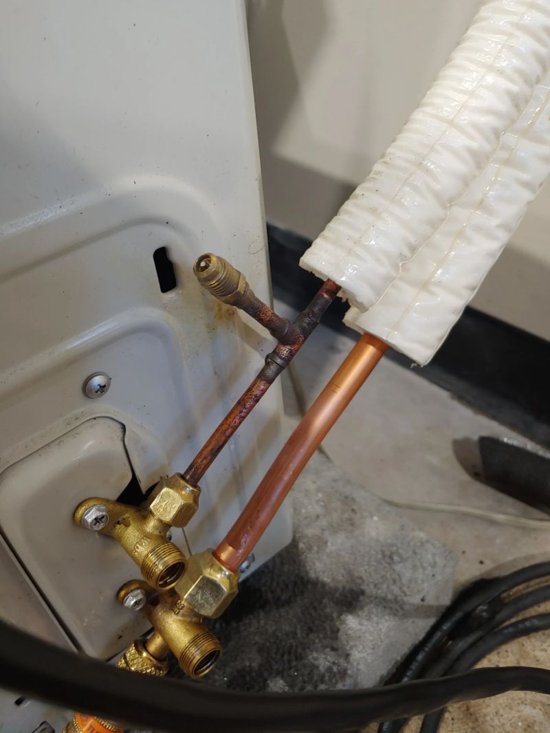 Kỹ thuật viên khóa chặt các van trên dàn nóng để ngăn không khí xâm nhập