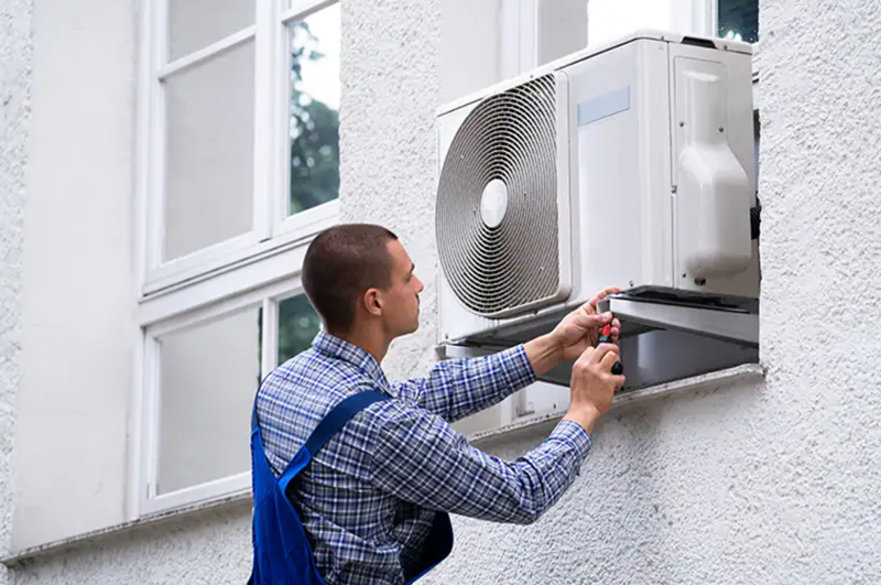 Lắp đặt lại cục nóng điều hòa để khắc phục tiếng kêu ù ù lớn từ cục nóng.