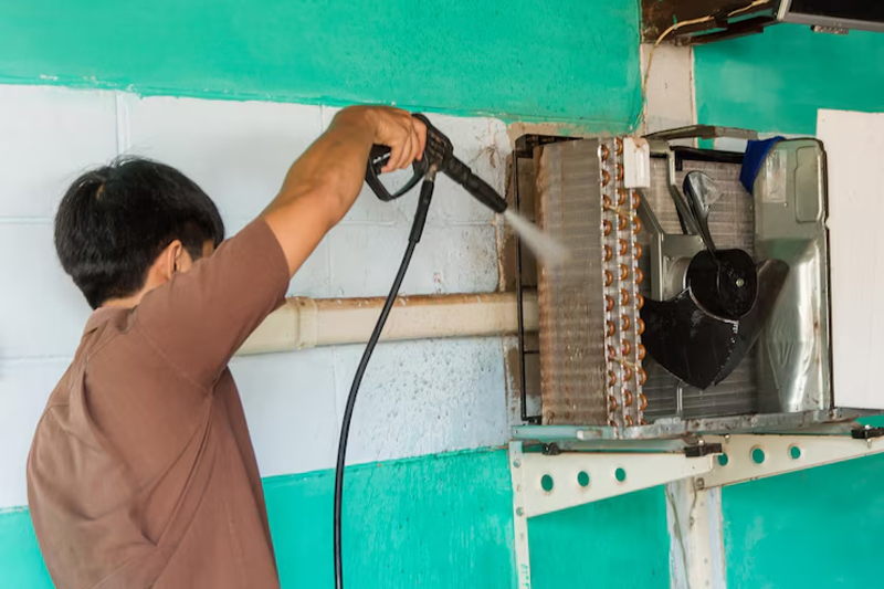Liên hệ với thợ điện lạnh để vệ sinh các linh kiện dàn nóng