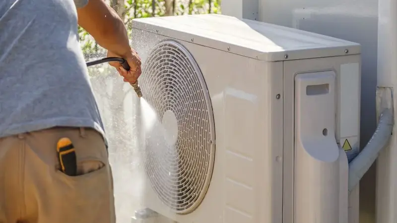 Loại bỏ dị vật và bụi bẩn bám trên bề mặt dàn nóng ngoài trời