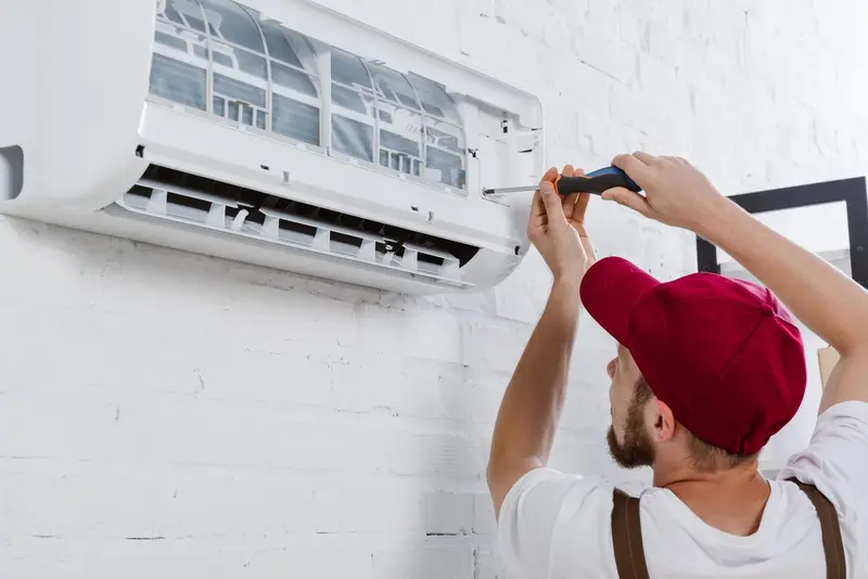 Máy thường dễ sửa và chi phí thấp hơn, còn Inverter có thể tốn kém nếu hỏng bo mạch.