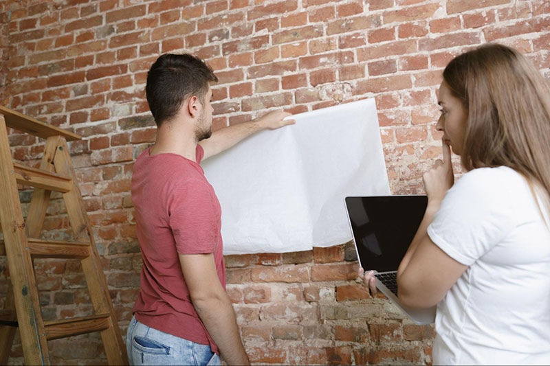 Dùng giấy báo dán lên tường ẩm