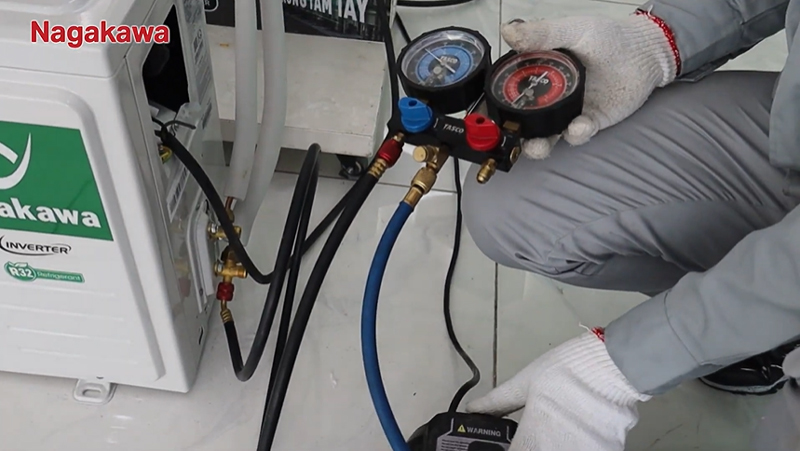 Nạp bổ sung đủ lượng gas cho máy nén