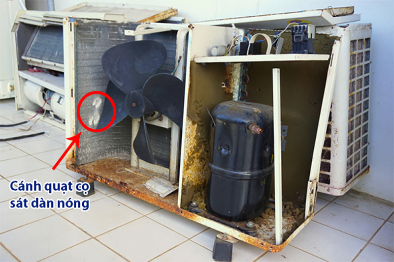 Quạt cọ sát vào vỏ dàn nóng gây ra tiếng ồn lớn, lâu dài có thể làm hư hỏng vỏ máy
