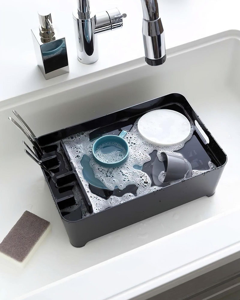 Rửa, khử khuẩn đồ dùng bằng nước nóng để hạn chế nấm mốc