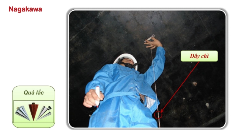 Sử dụng quả lắc theo phương thẳng đứng để xác định vị trí lắp đặt máy.