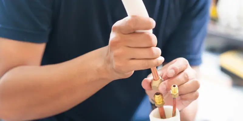 Thay mới ống đồng khi hệ thống đã cũ kỹ để đảm bảo máy vận hành êm ái, tránh lãng phí gas