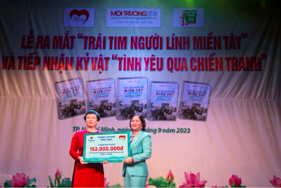 Tổng giám đốc Fujiwa trao tặng phần quà cho Câu lạc bộ 'Trái tim người lính miền Tây'