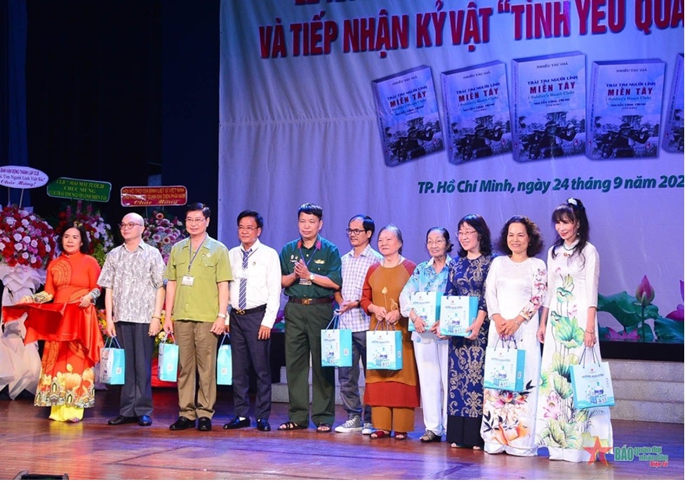 Ban tổ chức tri ân các tác giả có bài viết đóng góp cho cuốn sách 'Trái tim người lính miền Tây'.