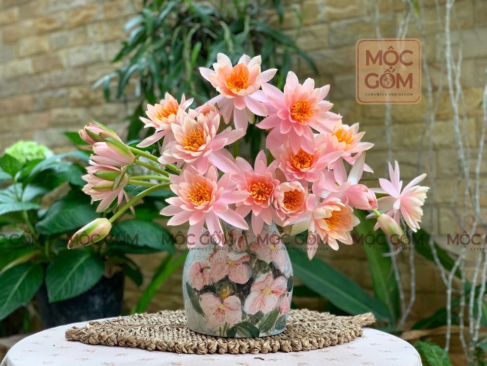 Hoa súng sẽ hợp với các bình gốm có màu tối
