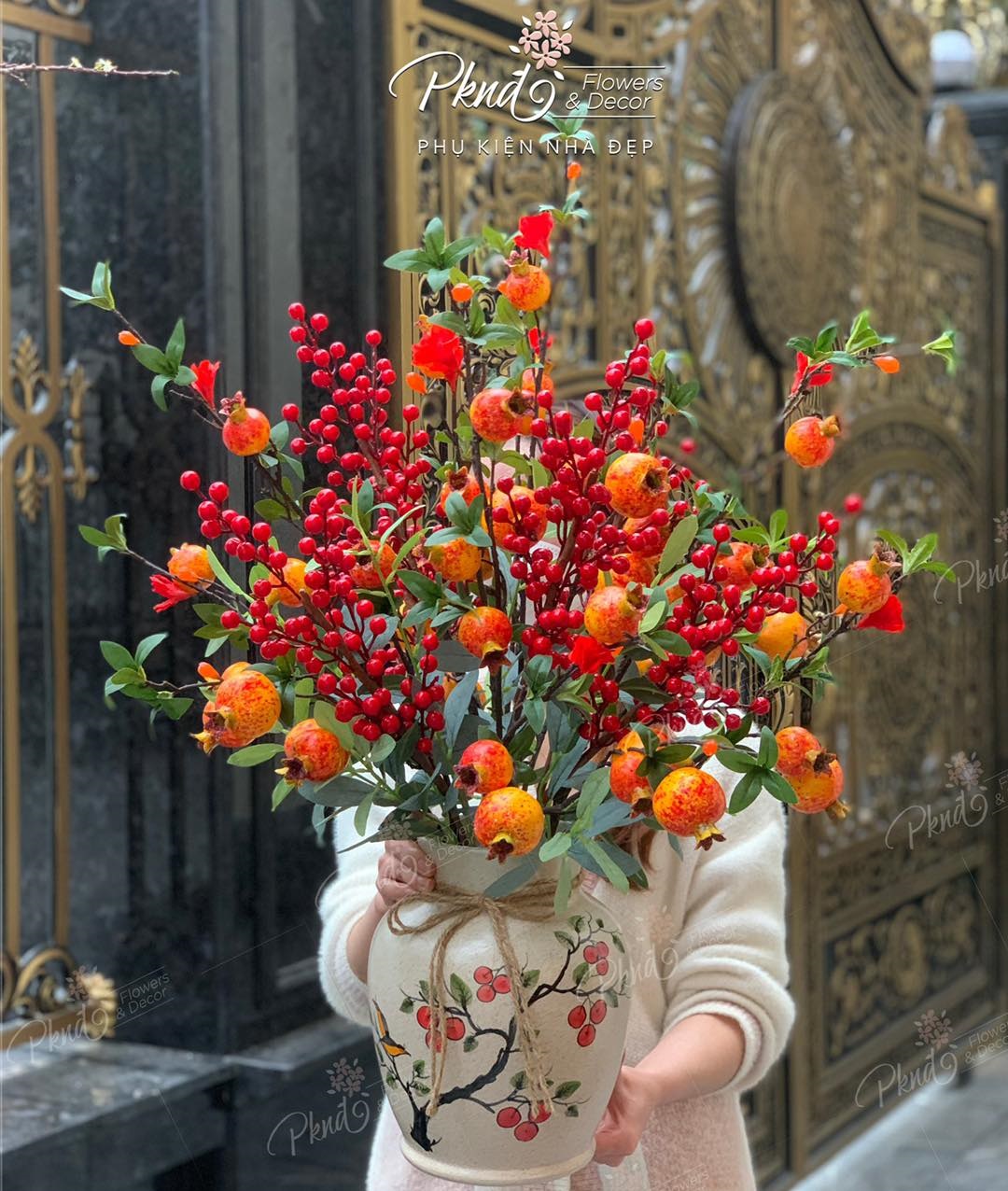 Số lượng quả lựu giả trên cành thường là 6 hoặc 9 quả