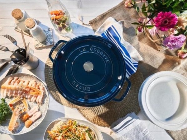 Vẻ đẹp ấn tượng của nồi gang tráng men trên bàn tiệc