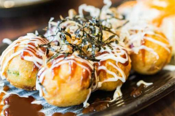Bánh Takoyaki với khuôn bánh khọt