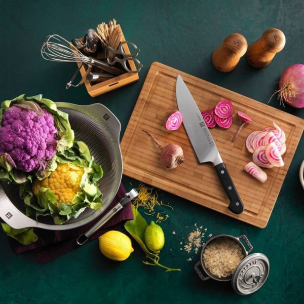 Tận dụng chanh và muối khi chế biến xong để tiến hành vệ sinh thớt