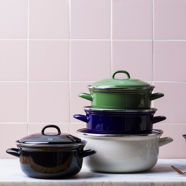 Nồi tráng men BK Indigo được sản xuất tại Đức với màu sắc tươi tắn cùng thiết kế tập trung vào tính tiện lợi cho người sử dụng.