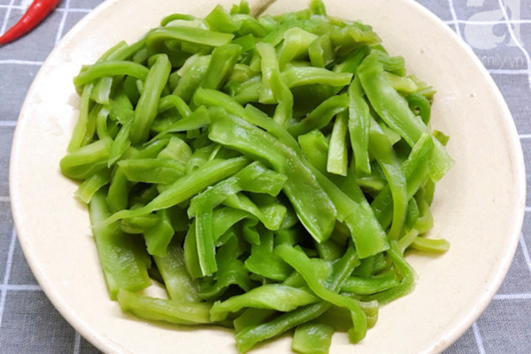 Sơ chế rau tiến vua xào thịt bò