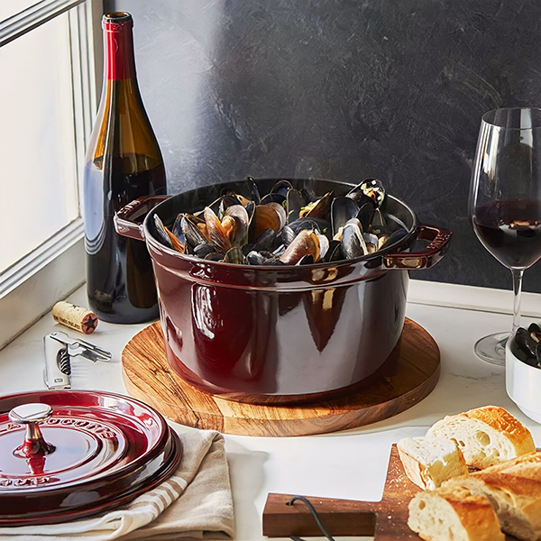 Staub nổi bật với dòng nồi gang tráng men hoàn hảo về thiết kế tỉ mỉ, tinh tế, công năng nổi trội