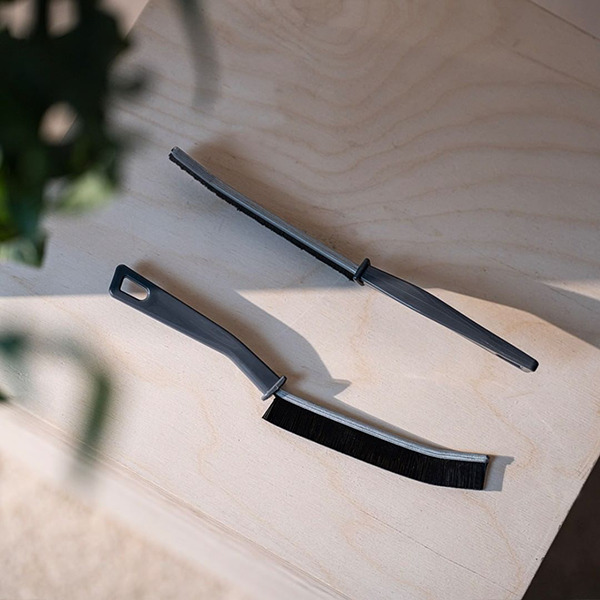 Sợi bàn chải dày dặn, được cố định chắc chắn không bị gãy rụng trong quá trình sử dụng. Với thiết kế tay cầm nhỏ, nhẹ giúp thao tác dễ dàng.