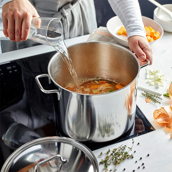 Demeyere với kích thước lớn, dễ dàng chuẩn bị các món kho, hầm hoặc súp… cho bữa tiệc gia đình nhiều người