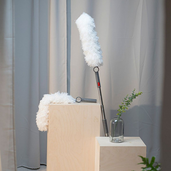 Lông chổi quét bụi được làm từ sợi Microfiber màu trắng, mềm mịn, dễ dàng làm sạch bụi bẩn trên mọi vật dụng mà không làm trầy xước bề mặt đồ dùng.