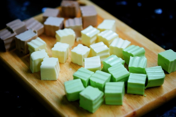 Cắt nhỏ khúc bạch - cách nấu chè khúc bạch