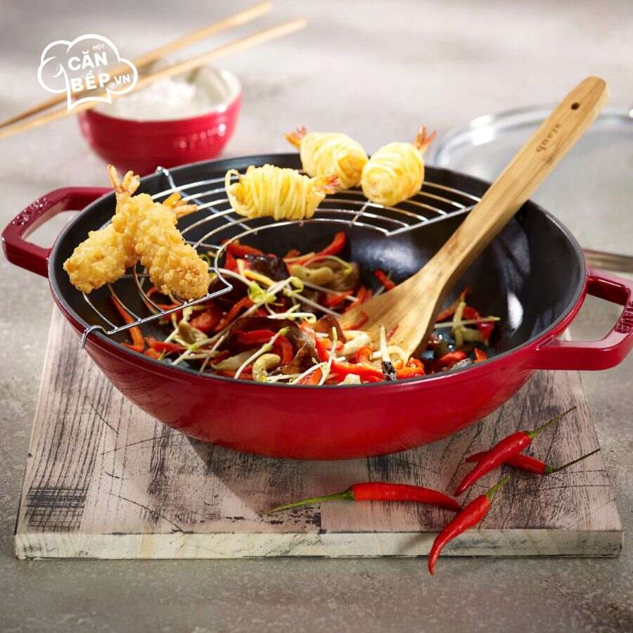 Chảo Wok STAUB màu đỏ cherry 29cm chính hãng