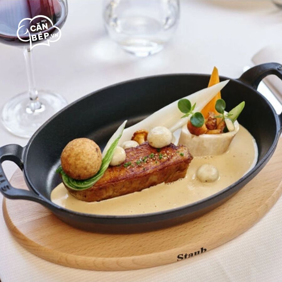 Lưu ý vệ sinh và sử dụng khay gang oval STAUB màu đen