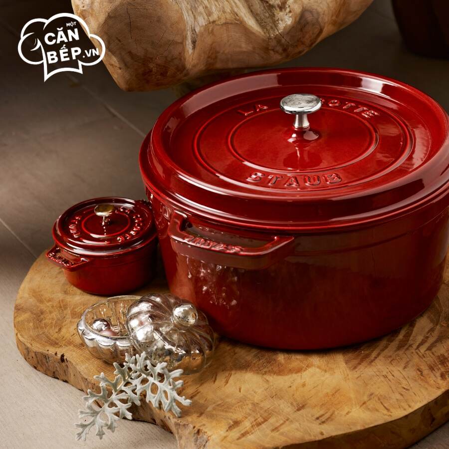 Lưu ý vệ sinh và sử dụng nồi gang tròn STAUB màu đỏ lựu
