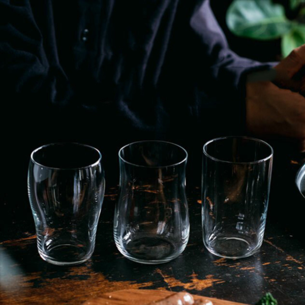 Ly sáng bóng và được khử mùi hoàn toàn khi vệ sinh cùng giấm + baking soda