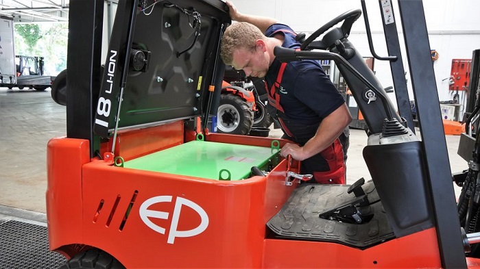 Huong-dan-bao-duong-xe-nang-dau-xe-nang-dien