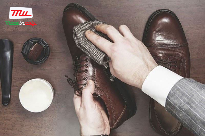 Lau chùi giày da nam