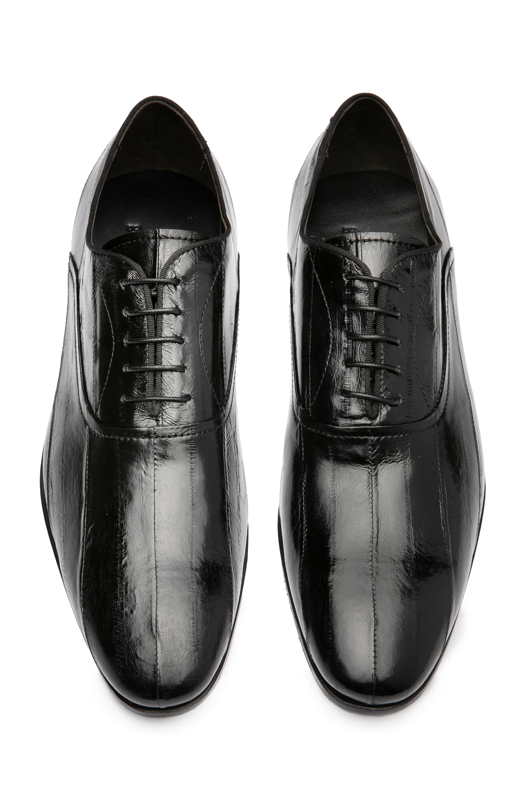 Cách phân biệt giày da thật và giả