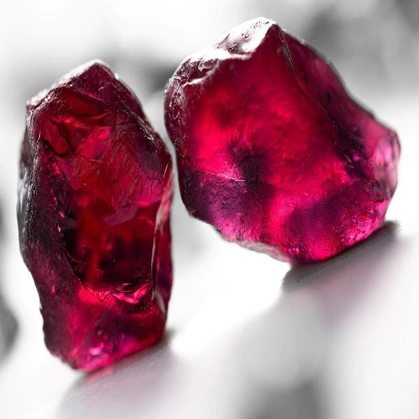 Ánh sáng bên trong của một viên đá Ruby tự nhiên