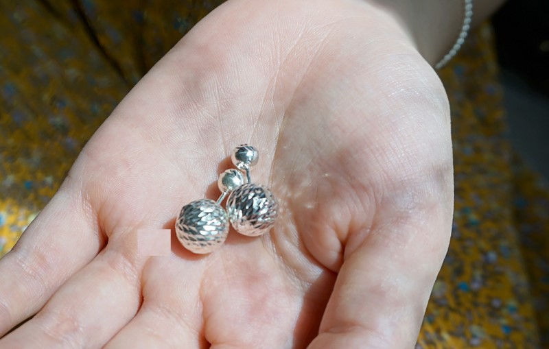 Mồ hôi muối có thể bạc bị xỉn màu