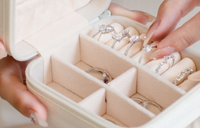 Bảo quản bạc trong hộp để bảo vệ trang sức luôn mới