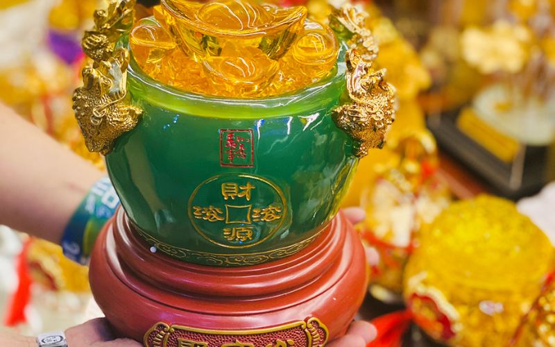 Cách đặt vật phẩm đúng cách trên bàn thờ Thần Tài