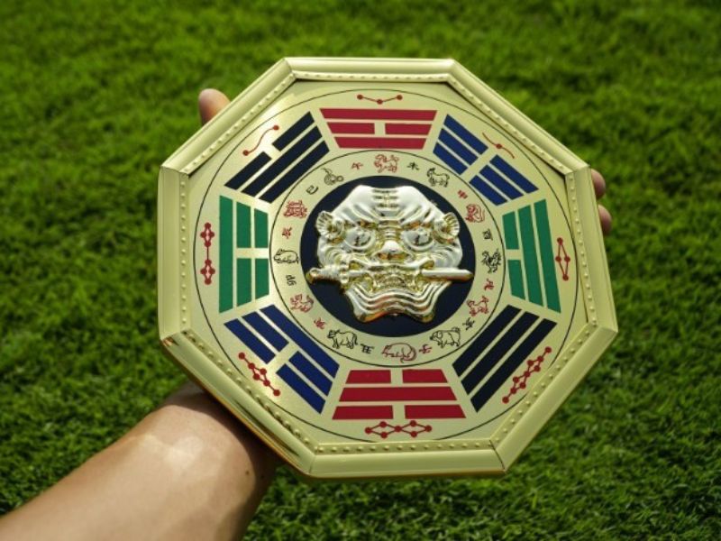 Các bước cúng bái Thổ Địa trước khi treo gương Bát Quái