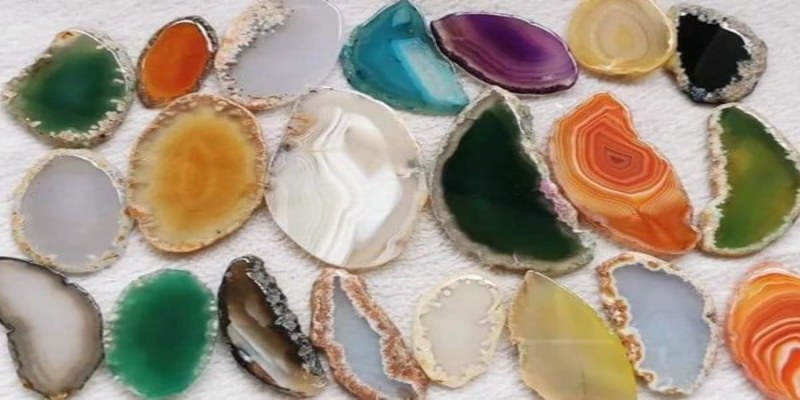 Đá mã não với đa dạng màu sắc và hình thù