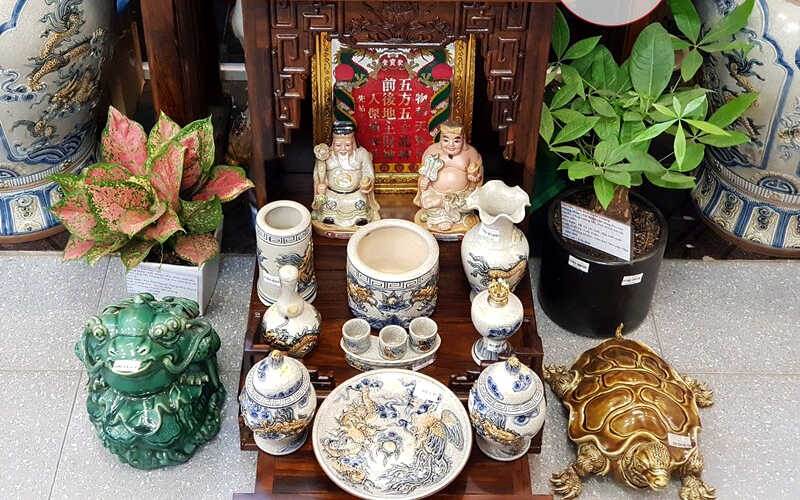 Những vật dụng cần có trên bàn thờ Ông Địa Thần Tài