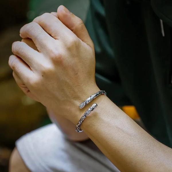 Các chàng trai thường đeo lắc tay bên trái