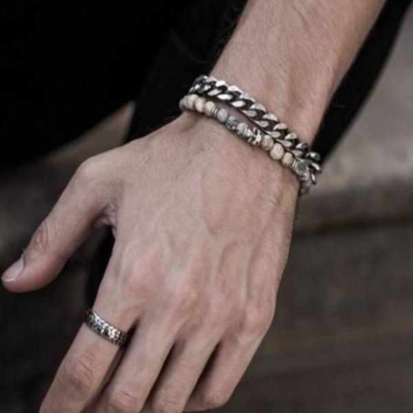 Phối lắc tay nam cùng nhẫn để trở nên nổi bật hơn