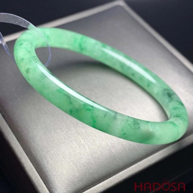 Đeo vòng đá cẩm thạch vào tay trái và tay phải có nhiều ý nghĩa khác nhau