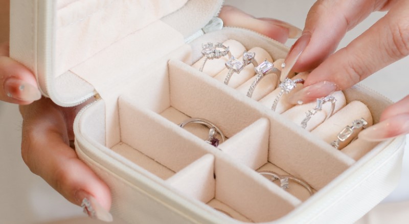 Luôn bảo quản trang sức bạc trong hộp kín