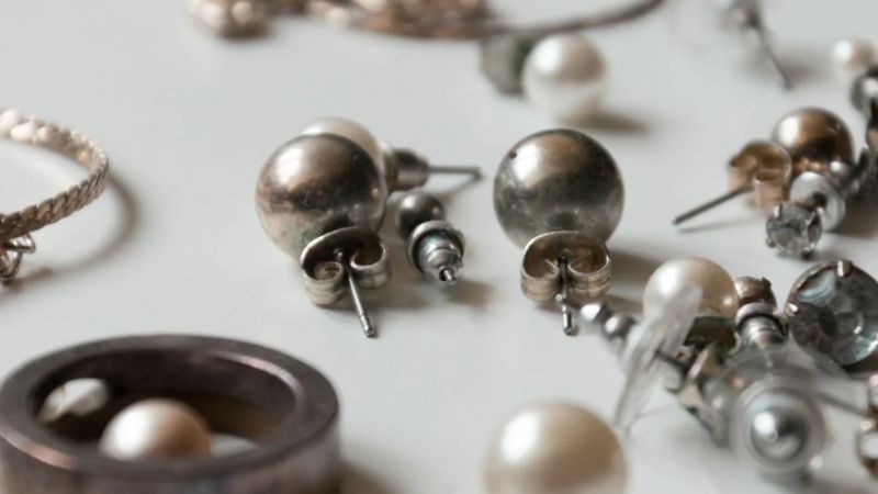 Bạc rất dễ phản ứng với những chất hóa học ngoài môi trường